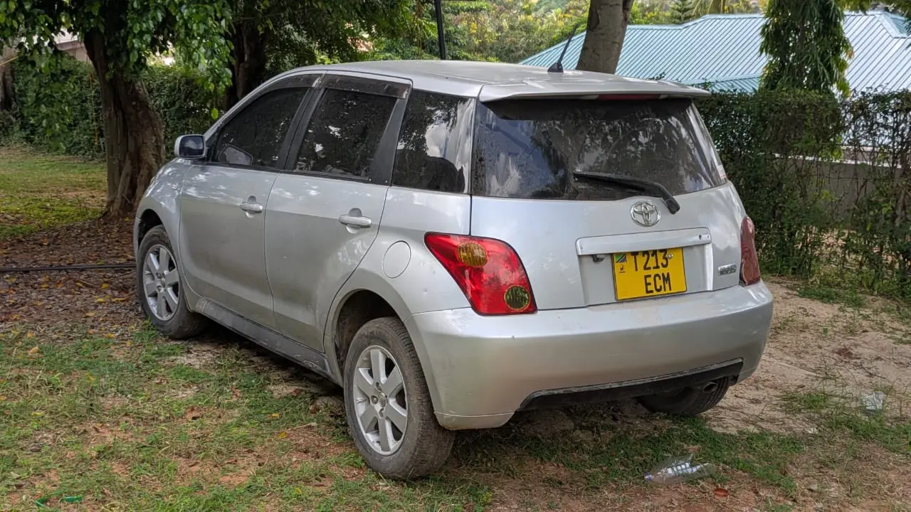 Toyota Ist Silver thumbnail 3