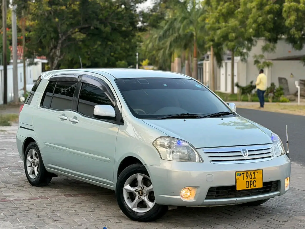 Toyota Raum 2004 Silver thumbnail 2