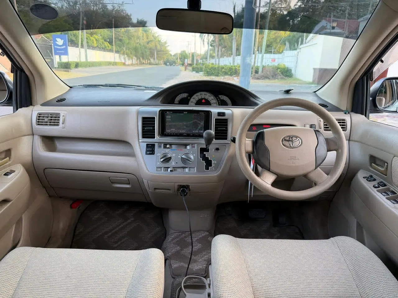 Toyota Raum 2004 Silver thumbnail 3