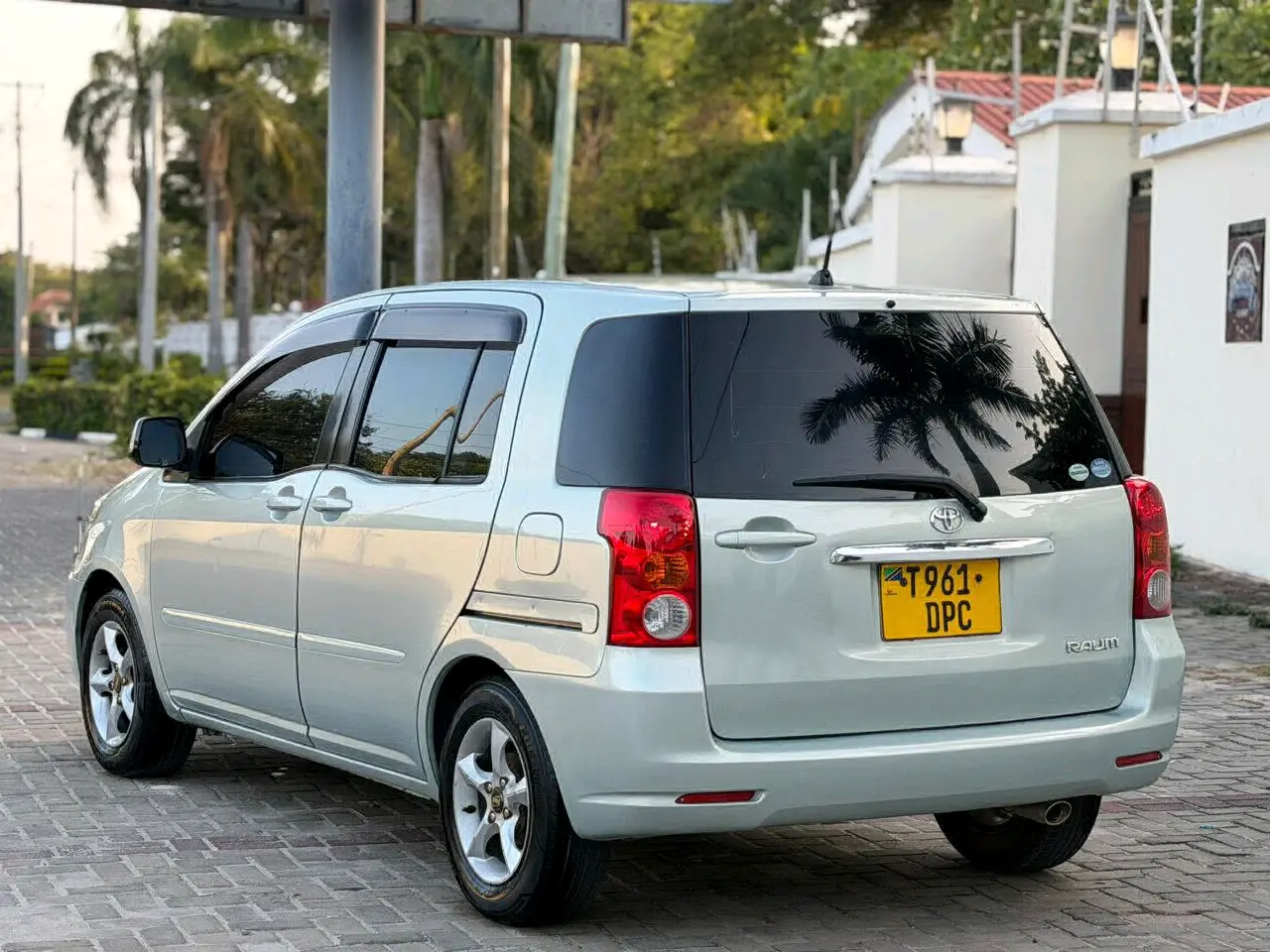Toyota Raum 2004 Silver thumbnail 4