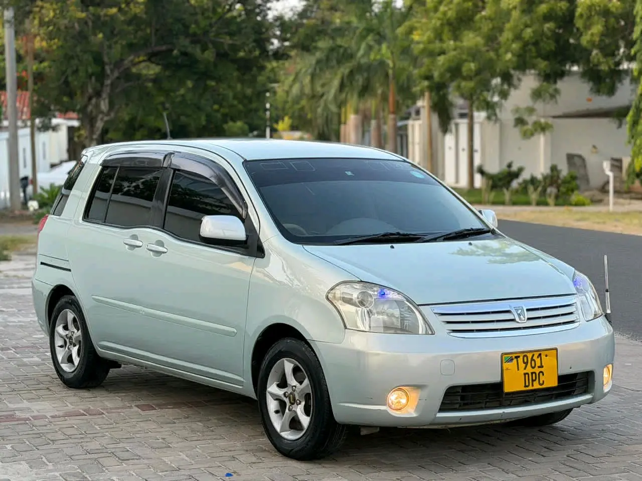 Toyota Raum 2004 Silver thumbnail 6