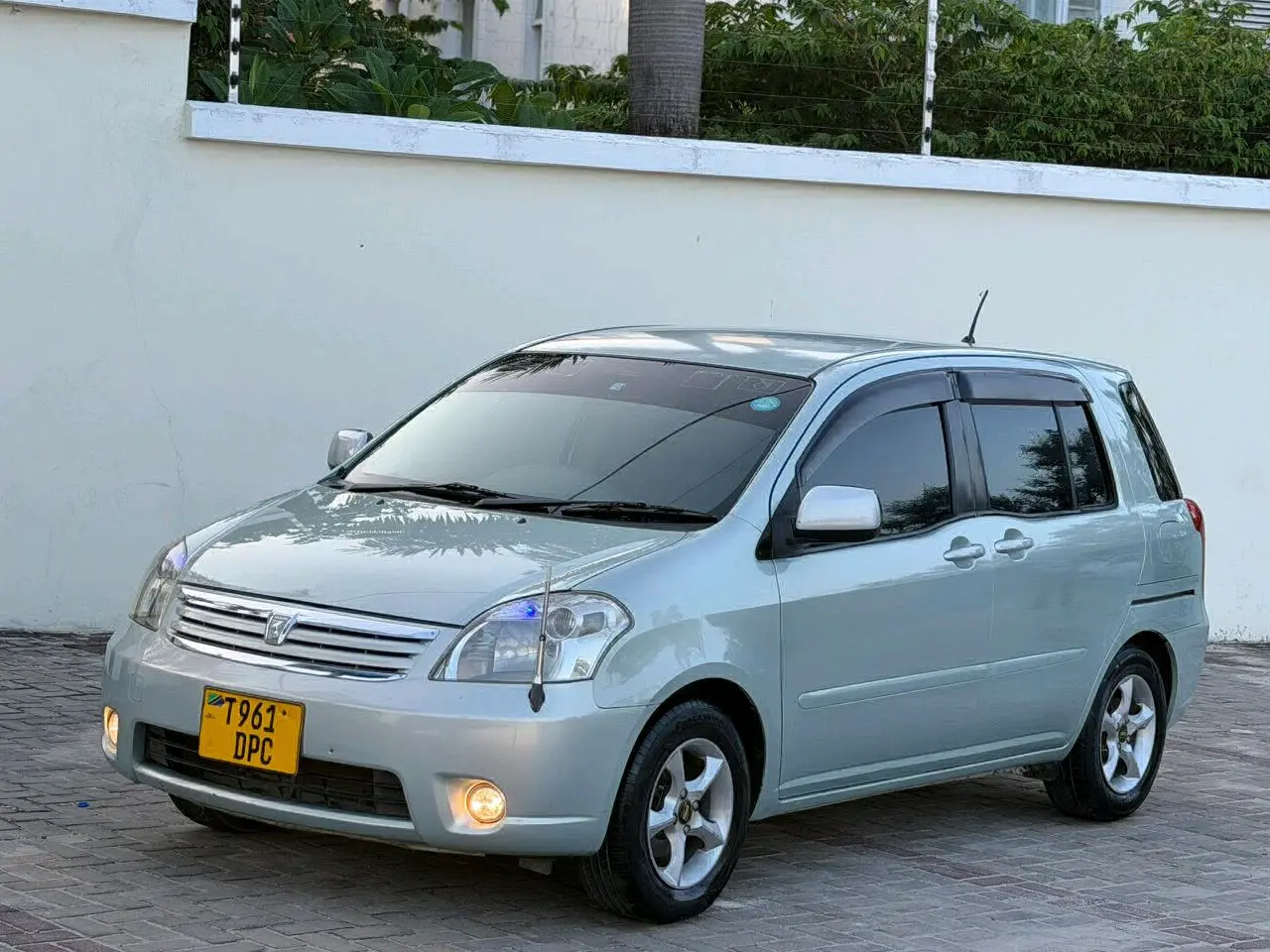 Toyota Raum 2004 Silver thumbnail 8
