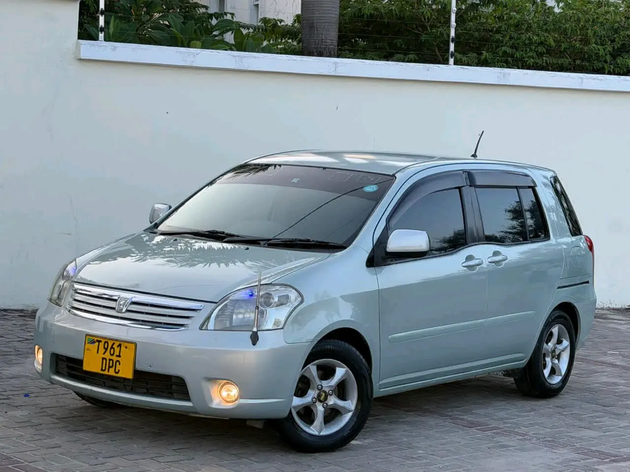 Toyota Raum 2004 Silver thumbnail 9