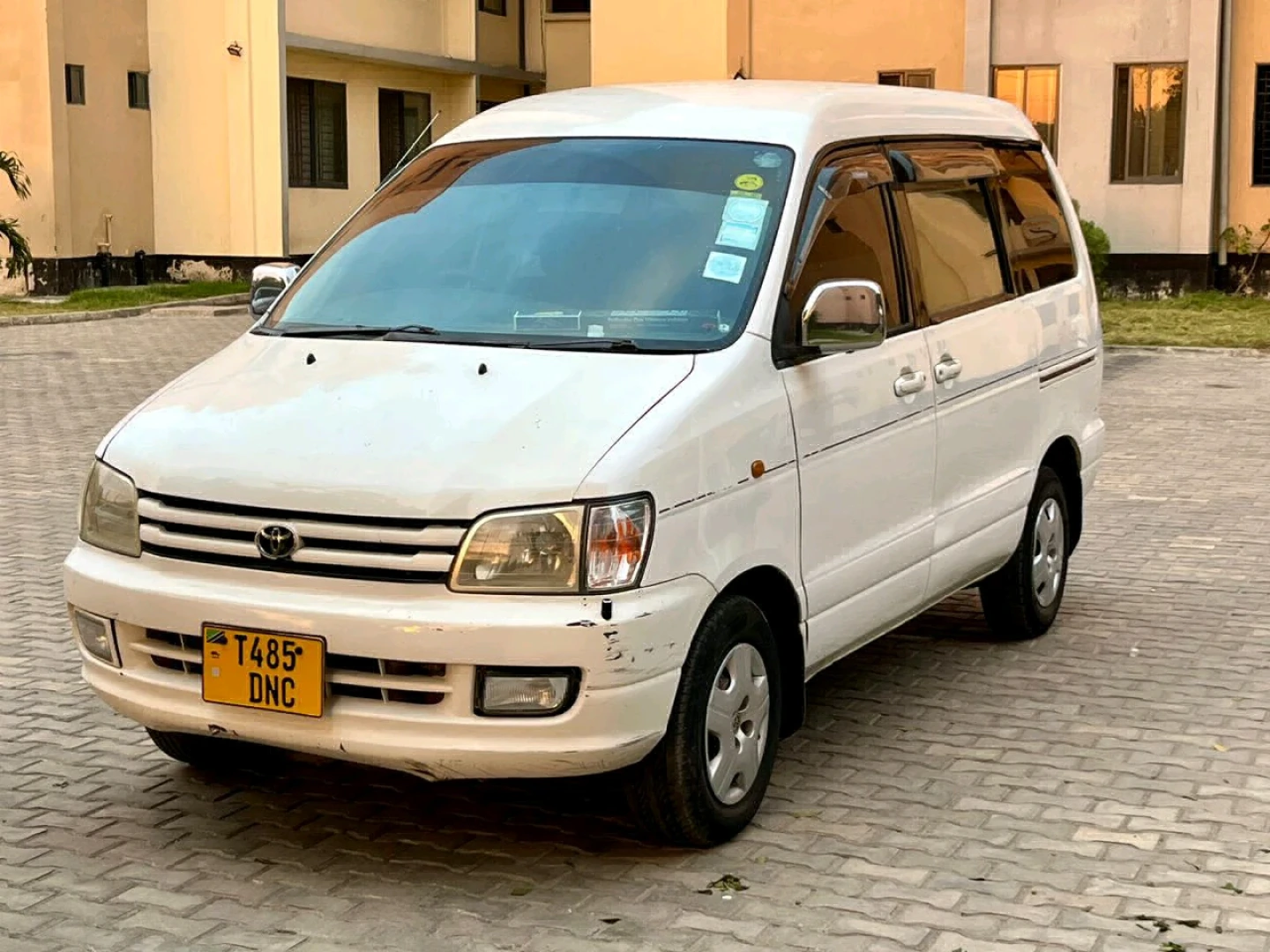 White Toyota Noah Van sr50 Engine