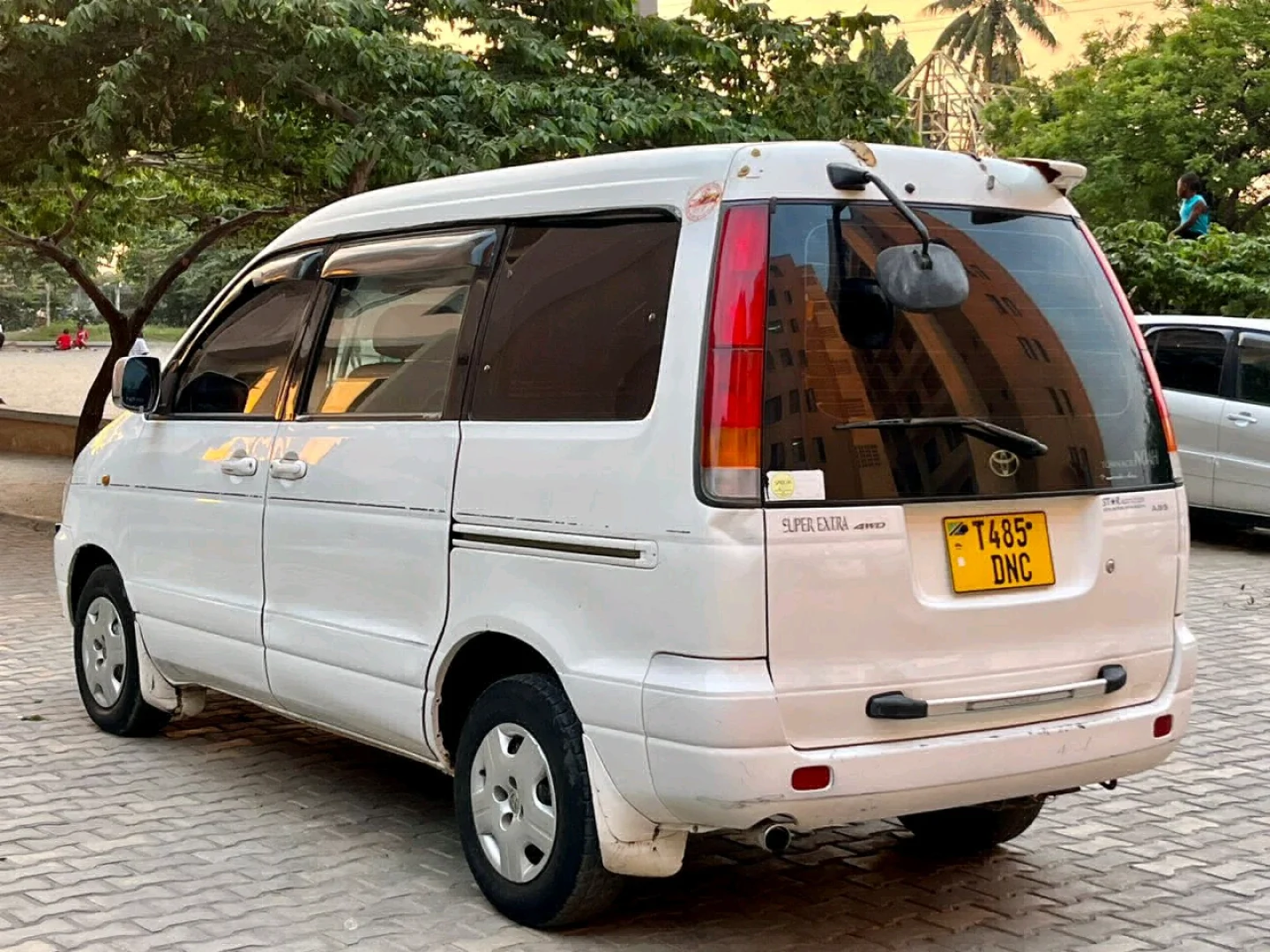 White Toyota Noah Van sr50 Engine thumbnail 4