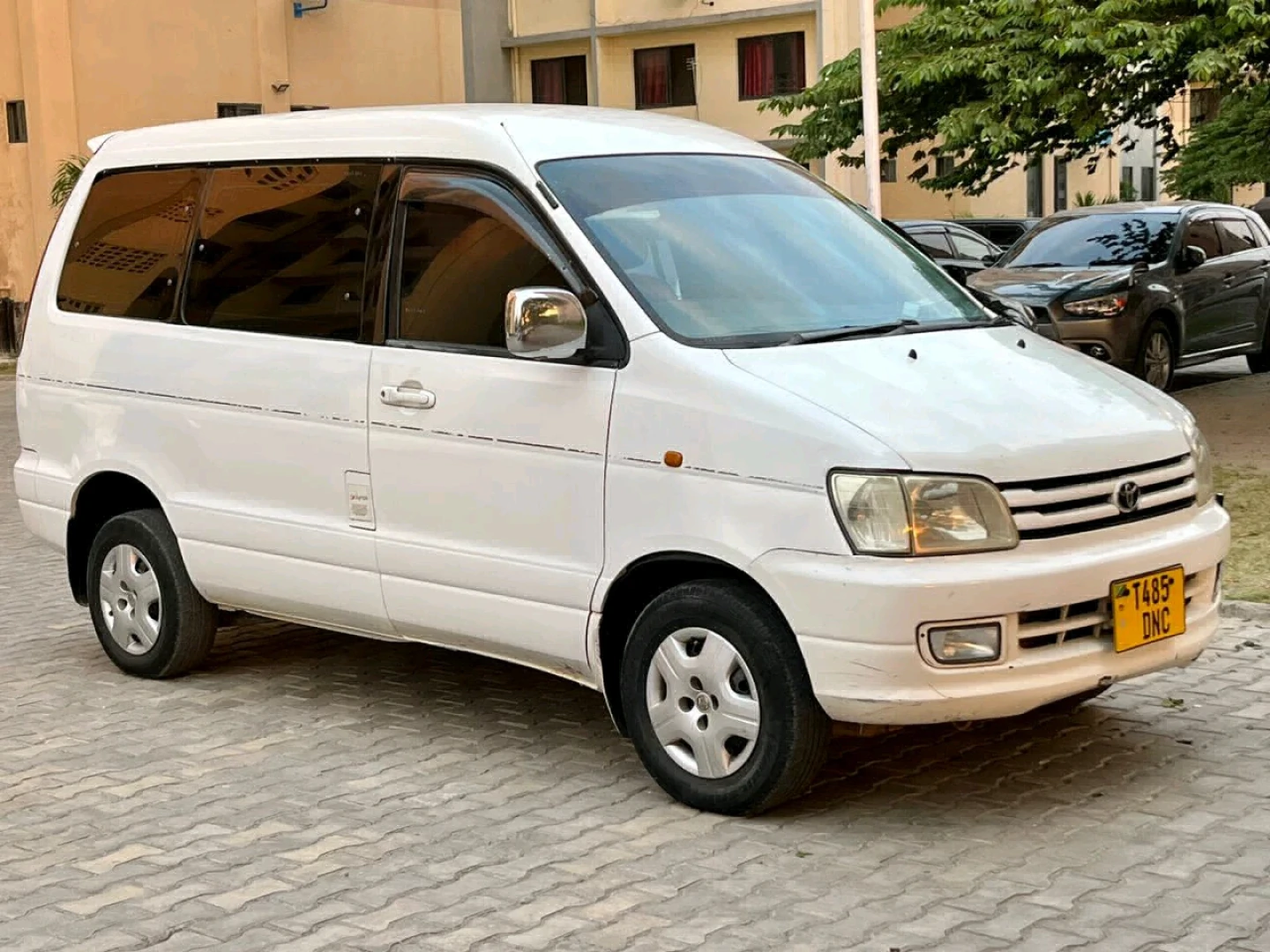 White Toyota Noah Van sr50 Engine thumbnail 5