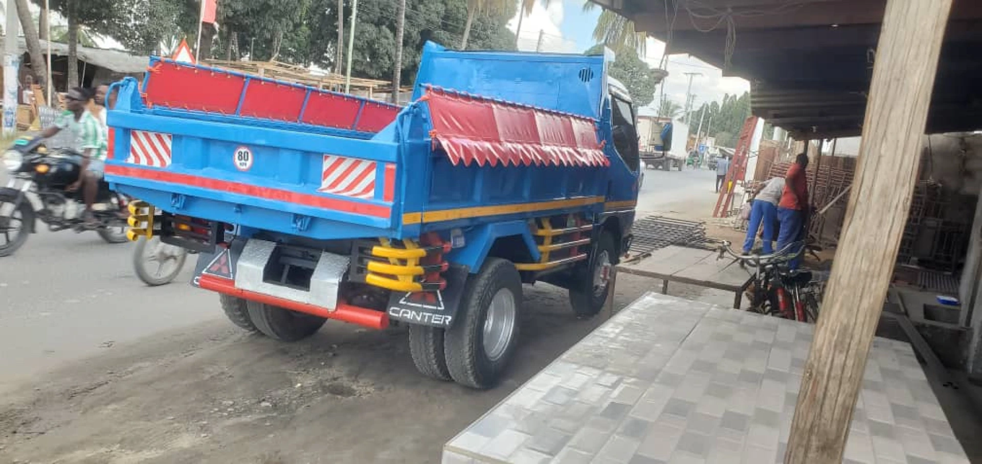 Mitsubishi Canter Truck thumbnail 2