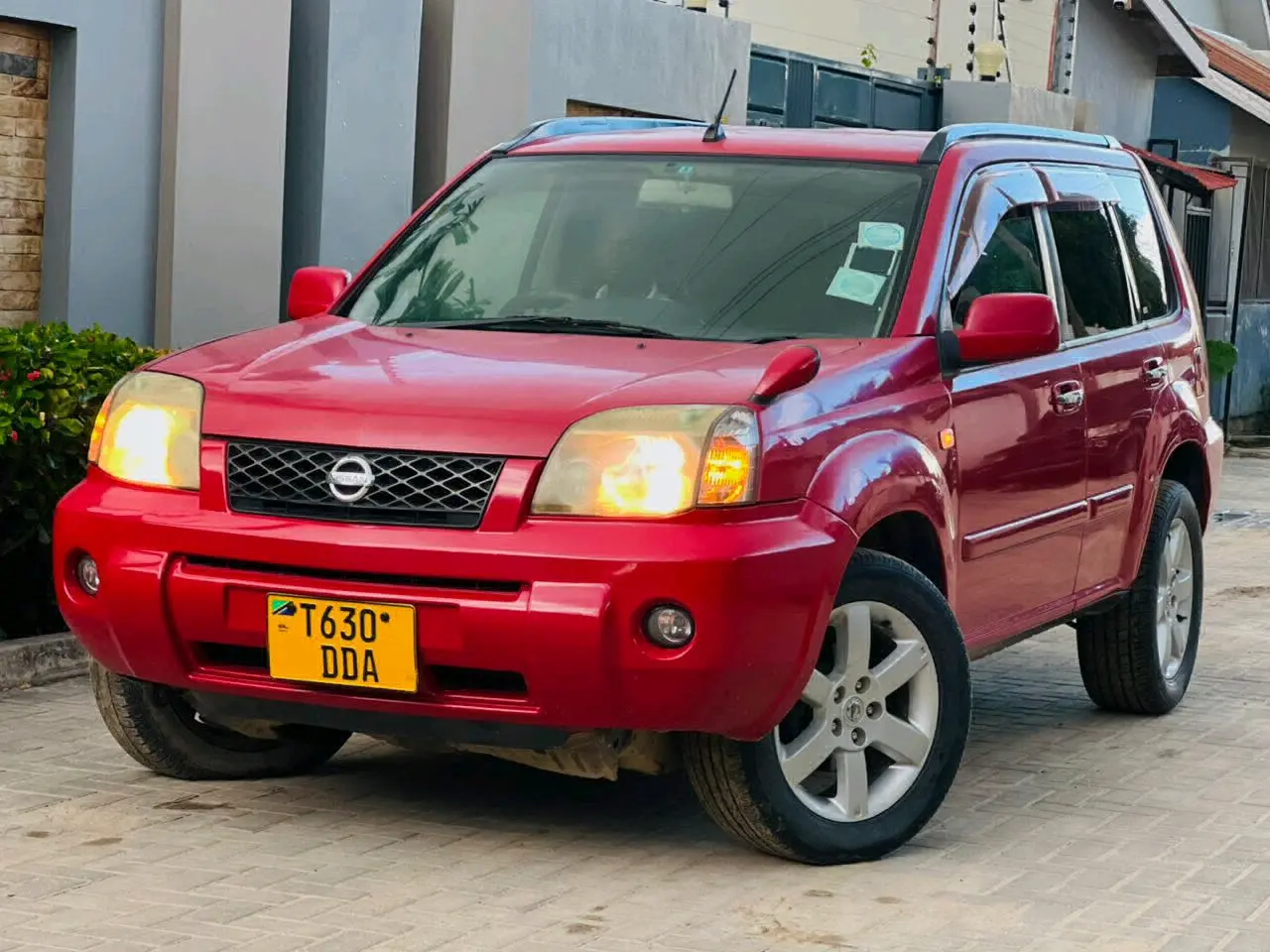 Nissan X-Trail SUV thumbnail 3