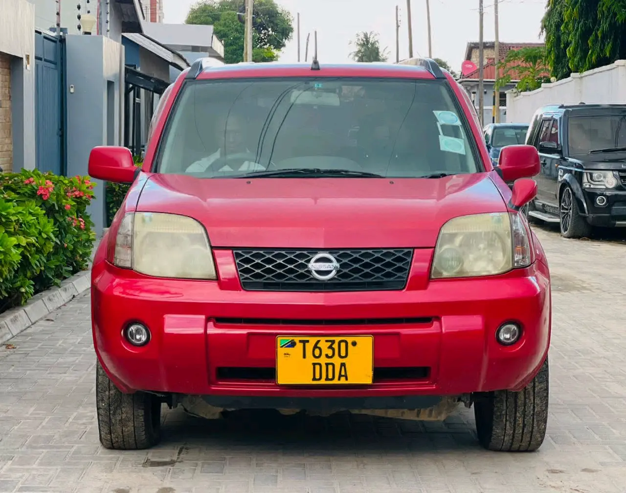 Nissan X-Trail SUV thumbnail 4