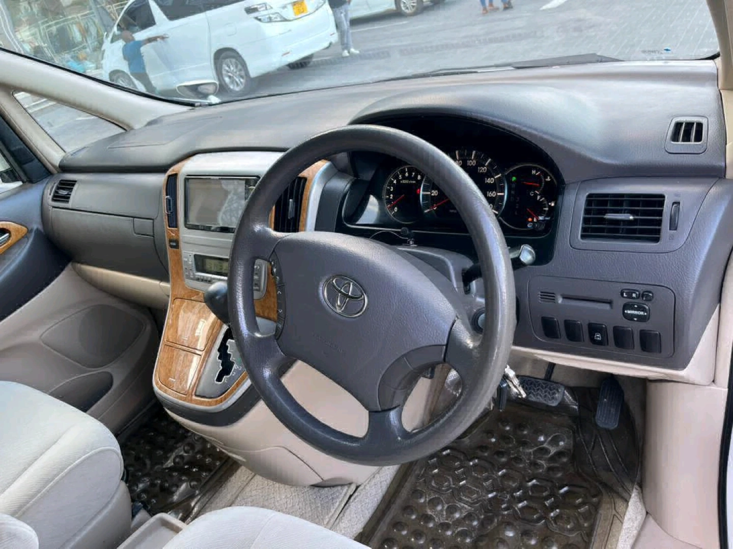 2006 Toyota Alphard Minivan (64,000 km) thumbnail 5