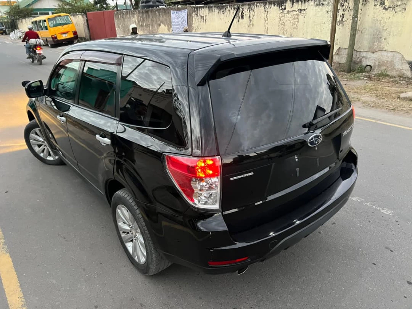 Black 2011 Subaru Forester SUV thumbnail 2