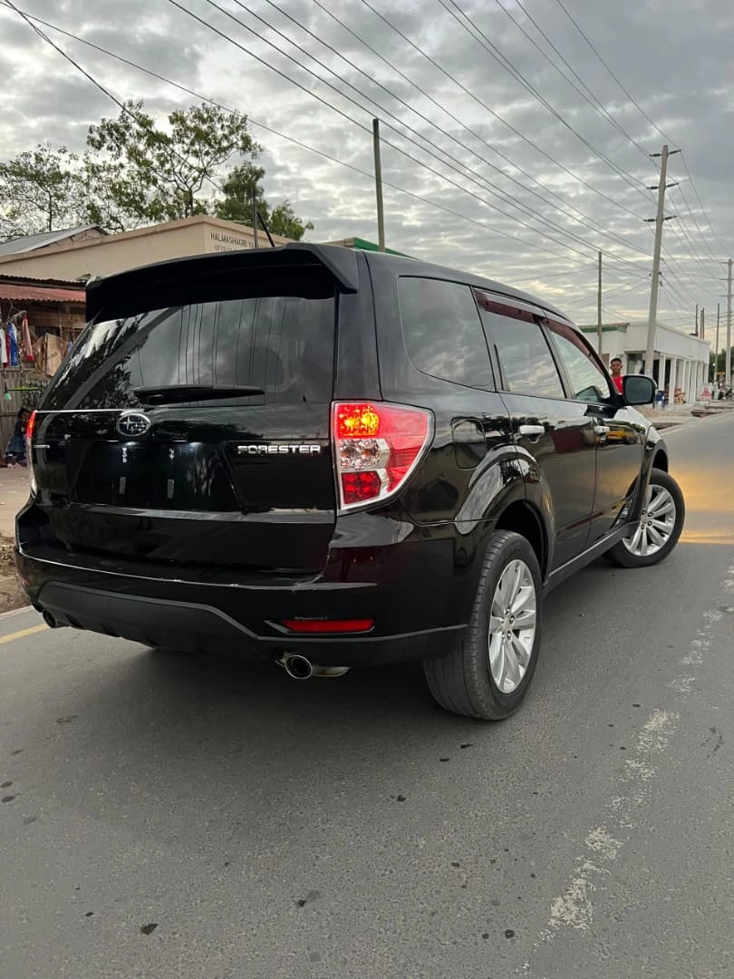 Black 2011 Subaru Forester SUV thumbnail 3