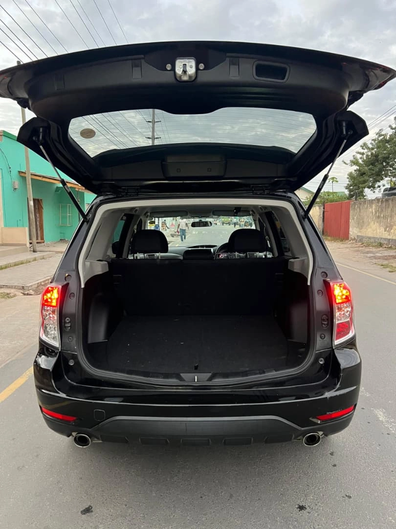 Black 2011 Subaru Forester SUV thumbnail 5
