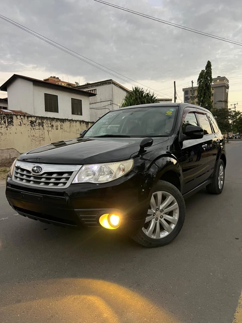 Black 2011 Subaru Forester SUV thumbnail 6