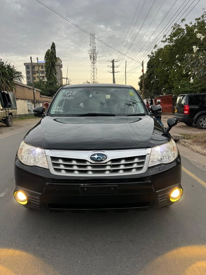 Black 2011 Subaru Forester SUV thumbnail 8
