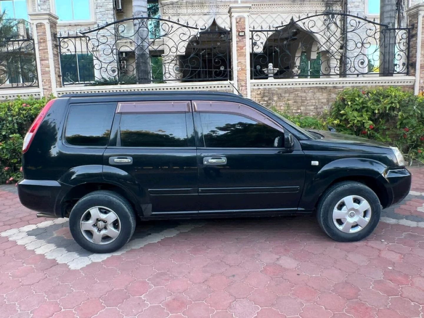 2002 Black Nissan X-Trail SUV, Low Mileage thumbnail 4