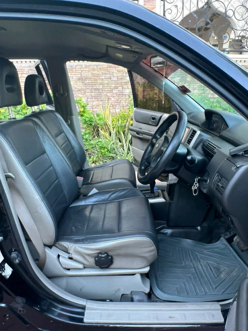 2002 Black Nissan X-Trail SUV, Low Mileage thumbnail 6