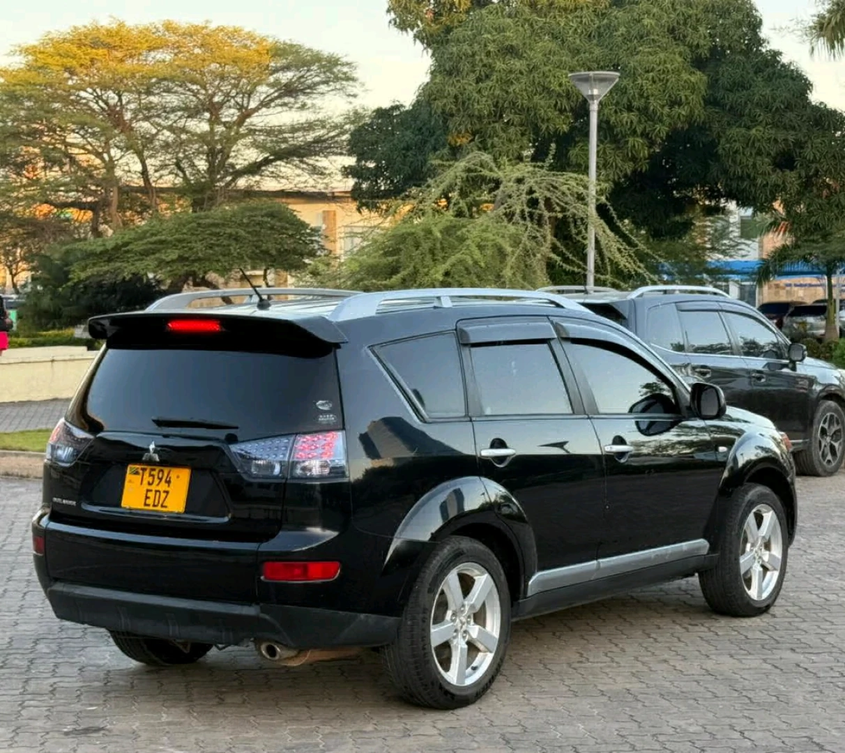 Mitsubishi Outlander 2008 Black for Sale thumbnail 4
