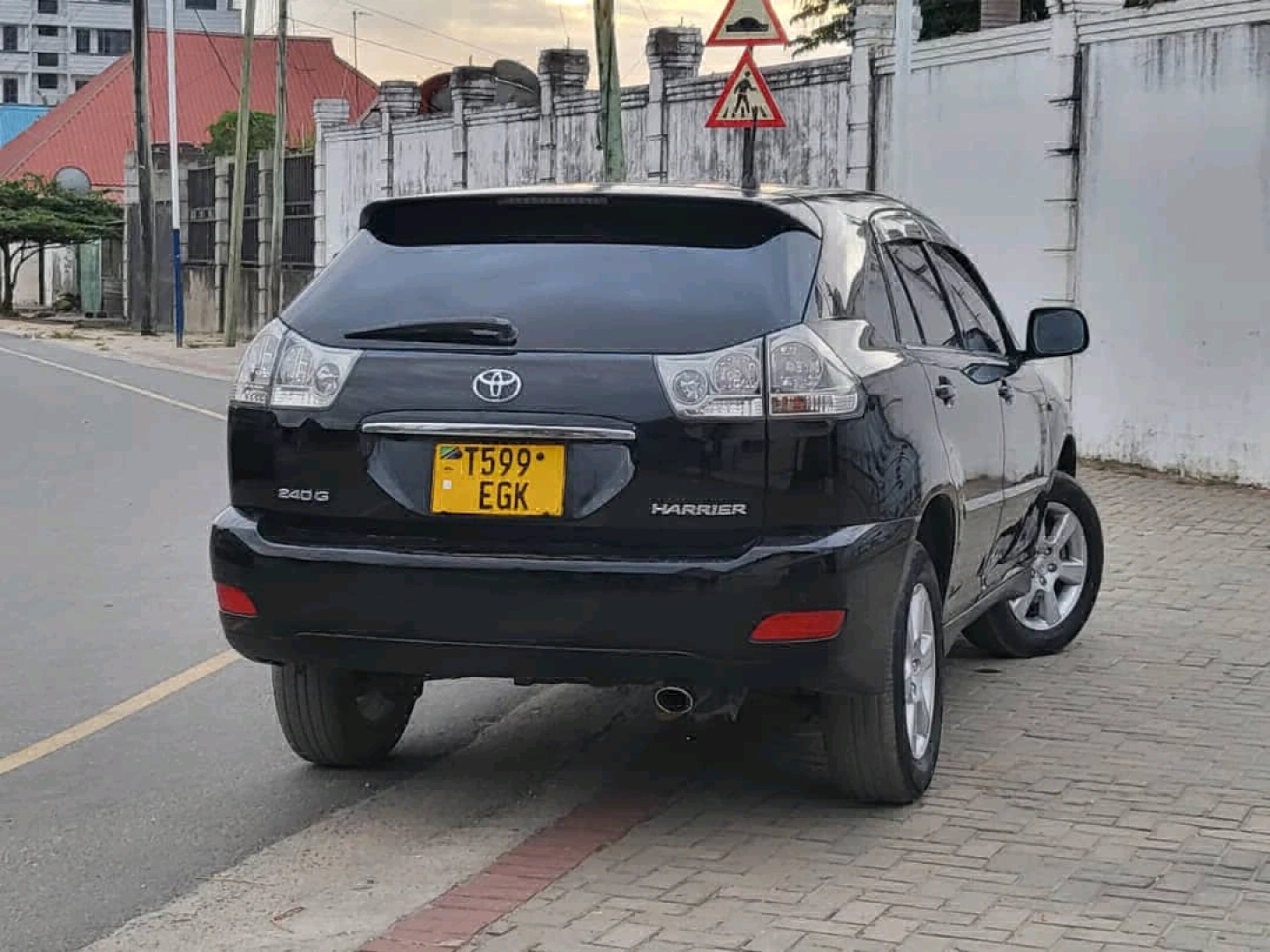 Black Toyota Harrier SUV XU30 (2360cc) thumbnail 3