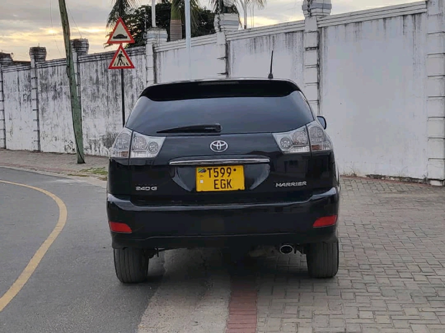 Black Toyota Harrier SUV XU30 (2360cc) thumbnail 5