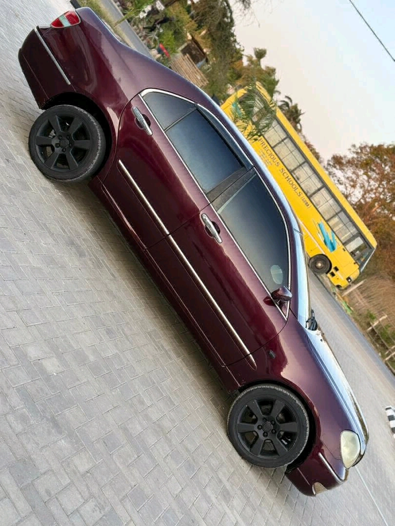 Toyota Brevis Sedan T512 DJE thumbnail 4