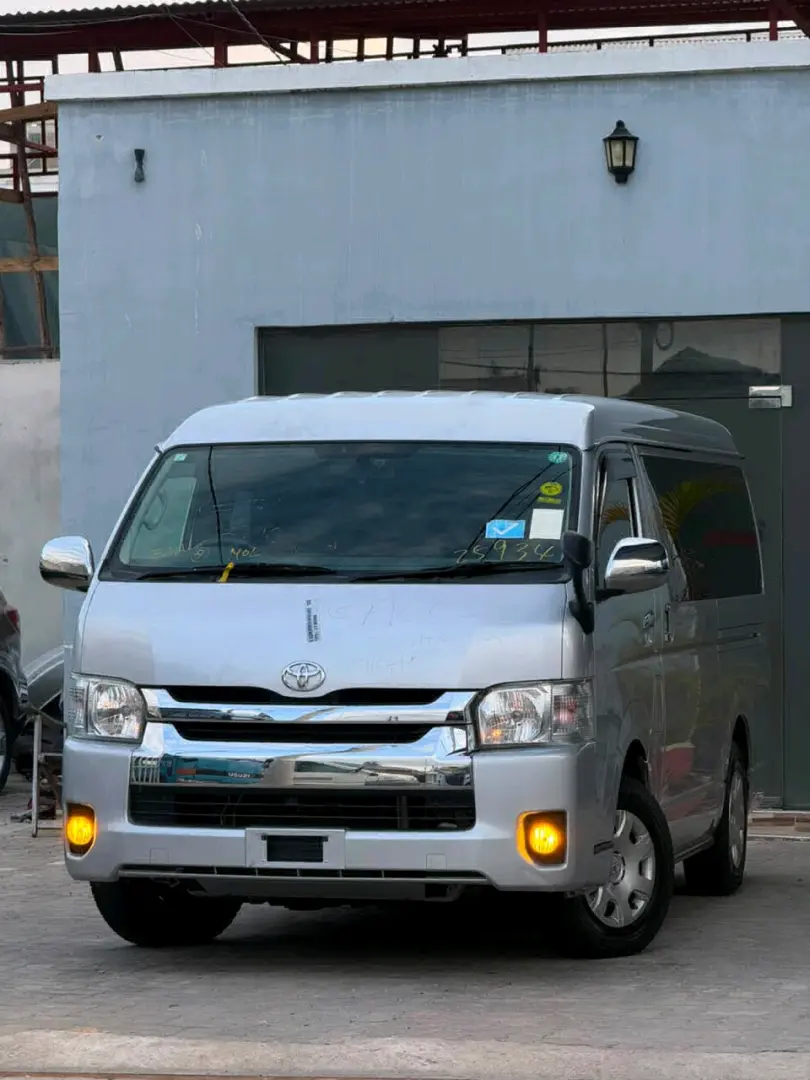 2017 Toyota Hiace (10 Seater) thumbnail 2