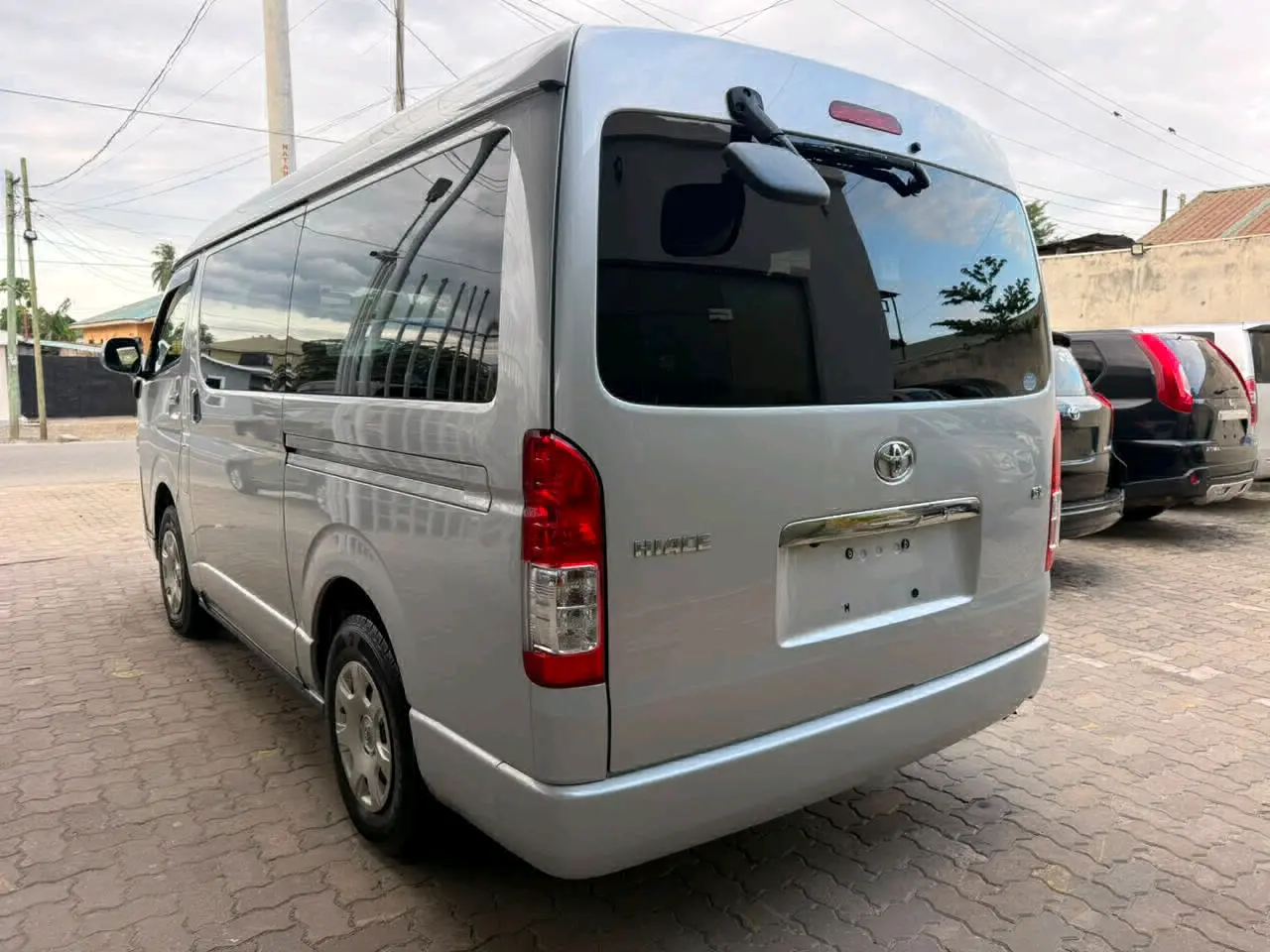 2017 Toyota Hiace (10 Seater) thumbnail 3