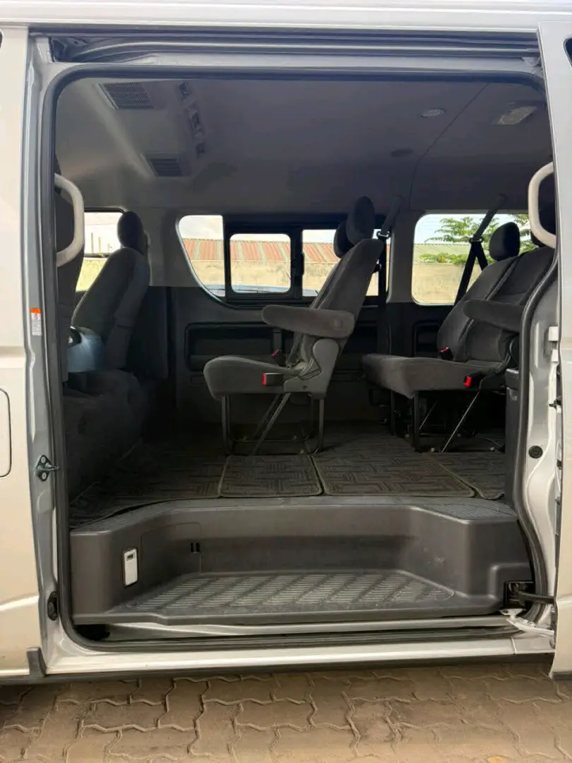 2017 Toyota Hiace (10 Seater) thumbnail 4