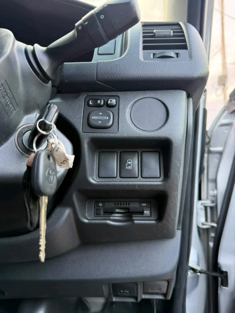 2017 Toyota Hiace (10 Seater) thumbnail 5