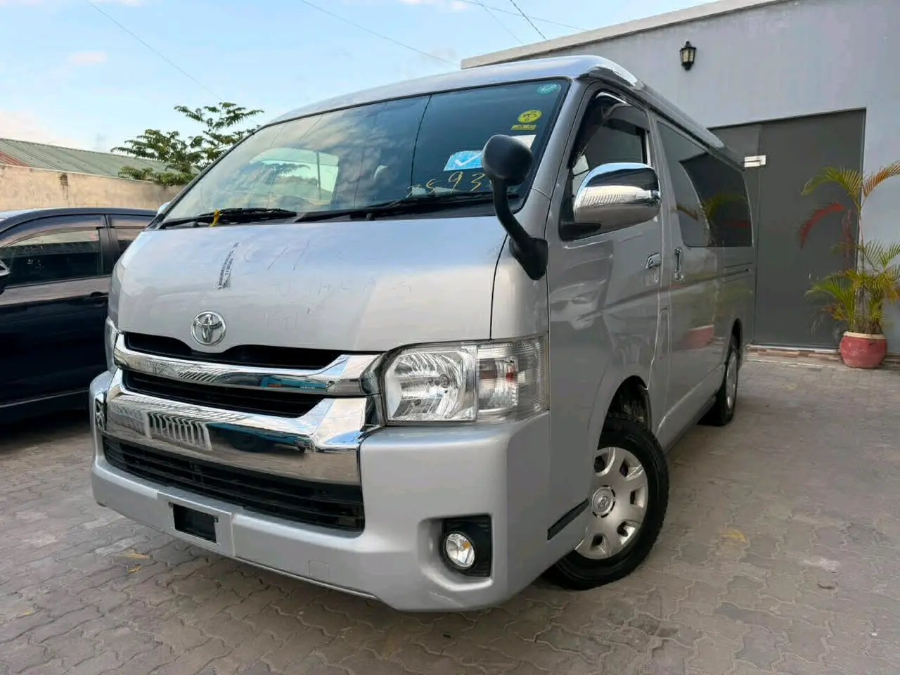 2017 Toyota Hiace (10 Seater) thumbnail 6