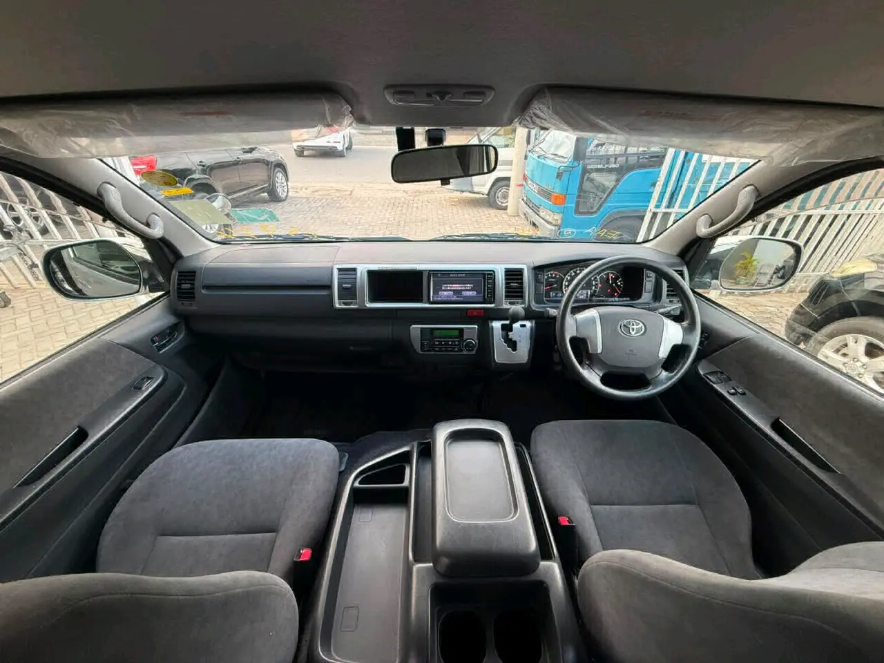 2017 Toyota Hiace (10 Seater) thumbnail 9