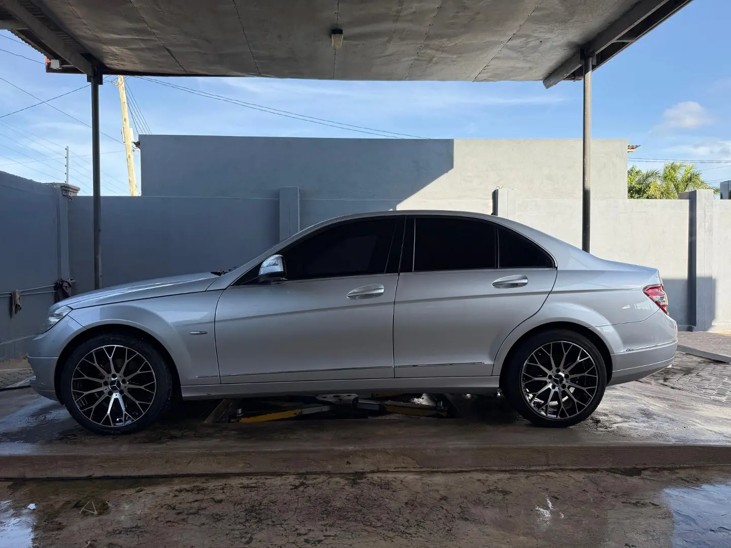 Silver Mercedes Benz C200 (2008) thumbnail 2