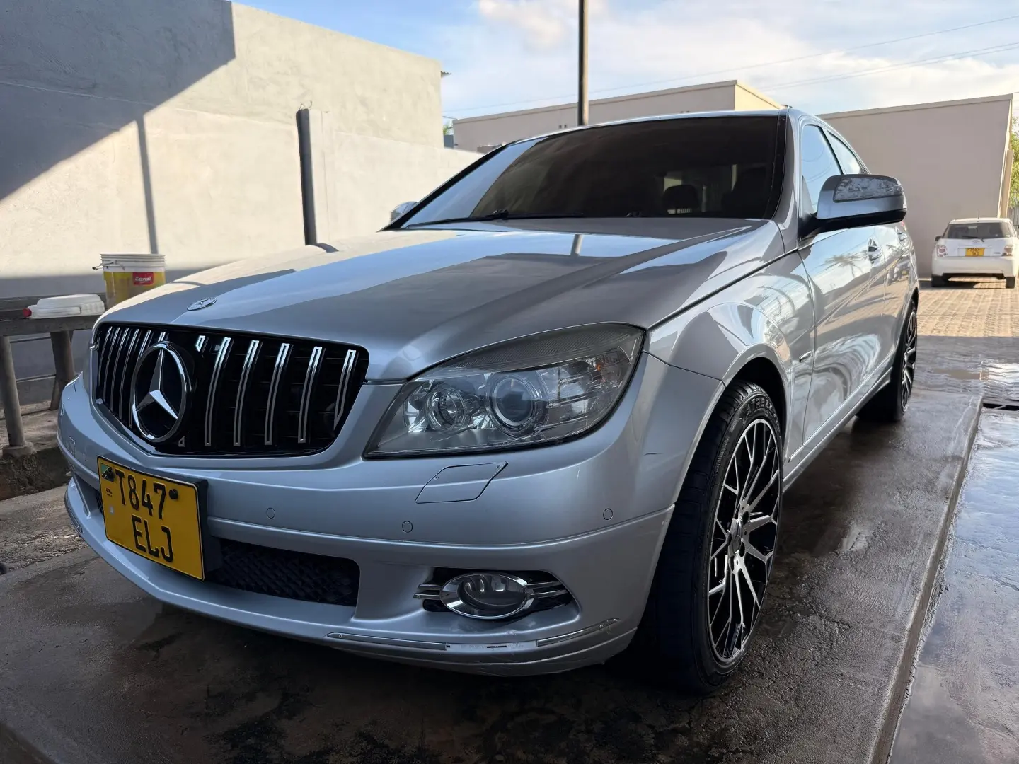 Silver Mercedes Benz C200 (2008) thumbnail 3