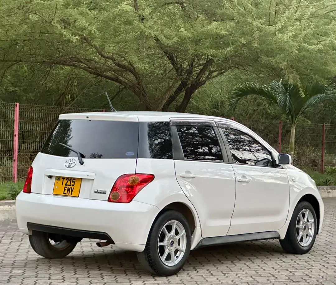 Toyota Ist 2005 - Pearl White thumbnail 2