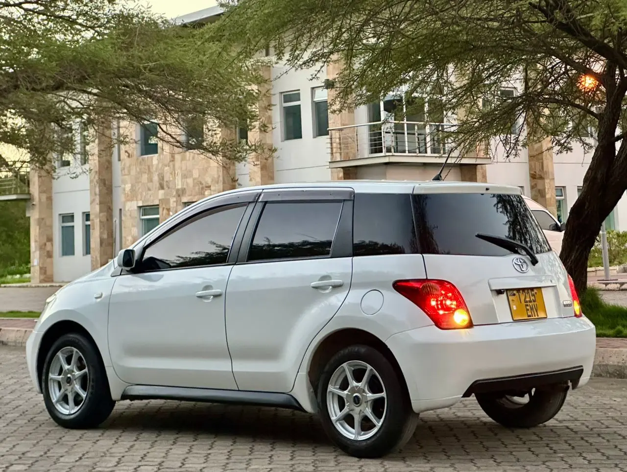 Toyota Ist 2005 - Pearl White thumbnail 3
