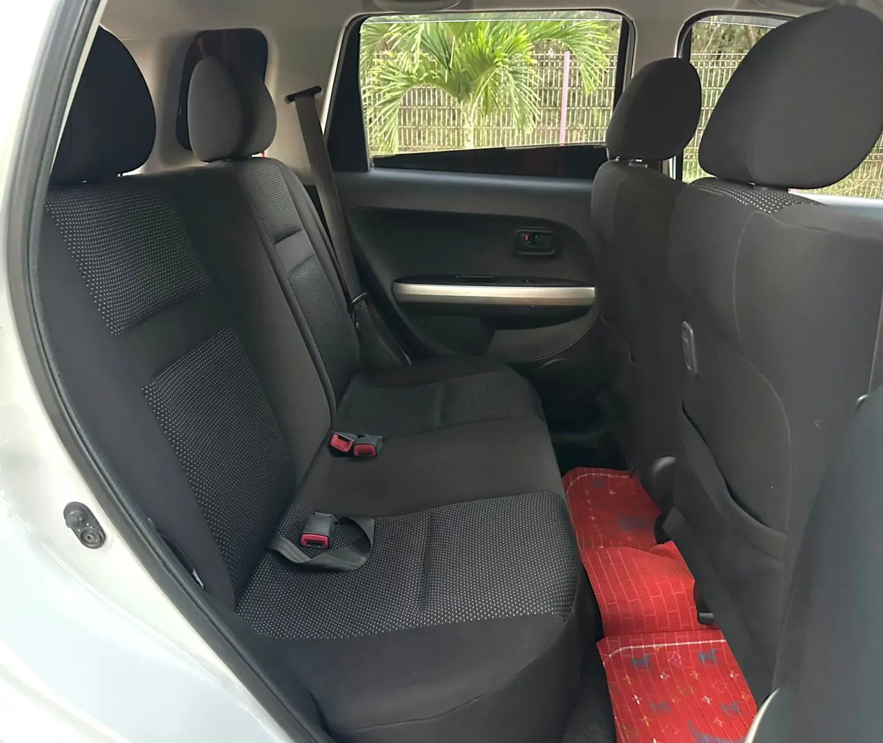 Toyota Ist 2005 - Pearl White thumbnail 4