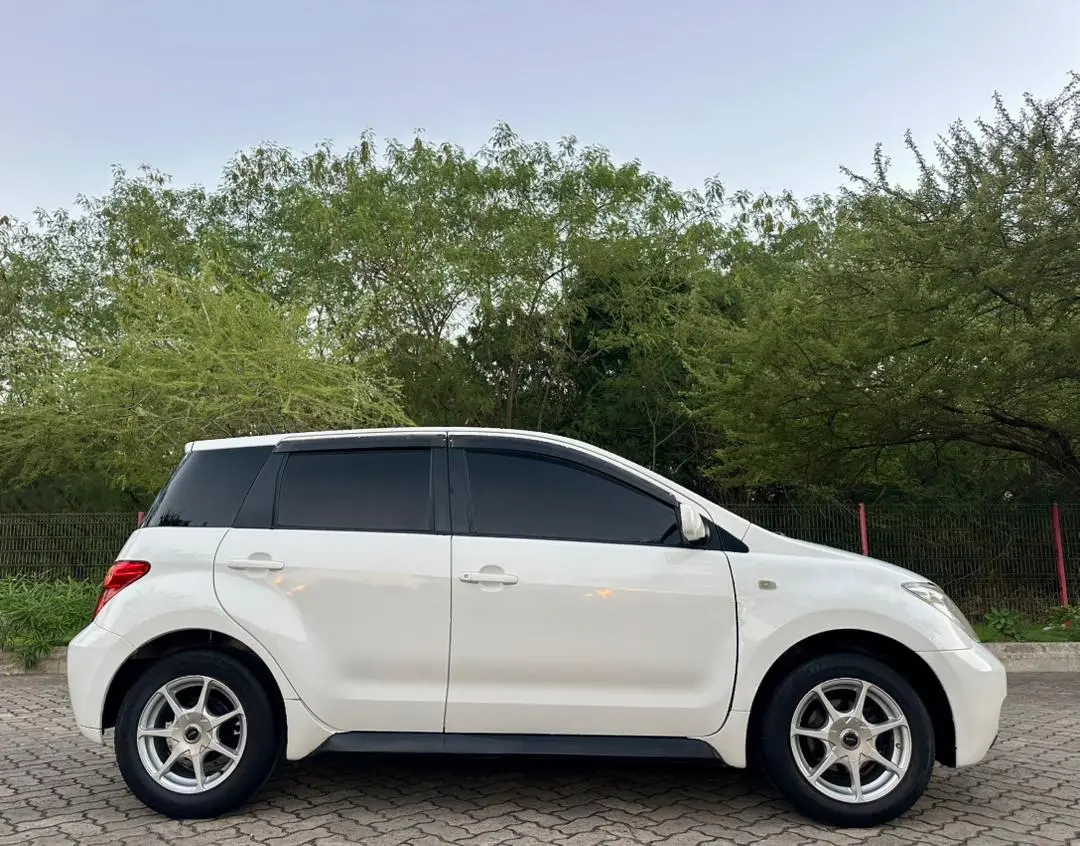 Toyota Ist 2005 - Pearl White thumbnail 5