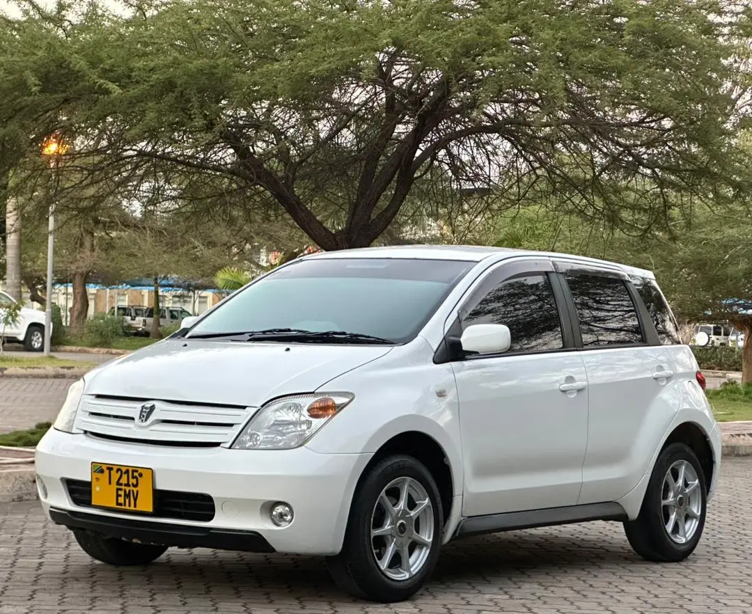 Toyota Ist 2005 - Pearl White thumbnail 6