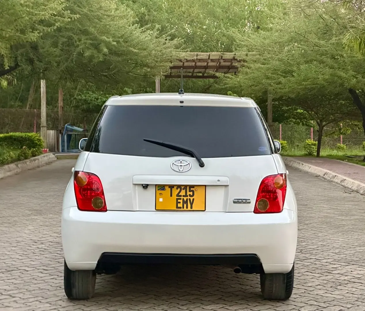 Toyota Ist 2005 - Pearl White thumbnail 7