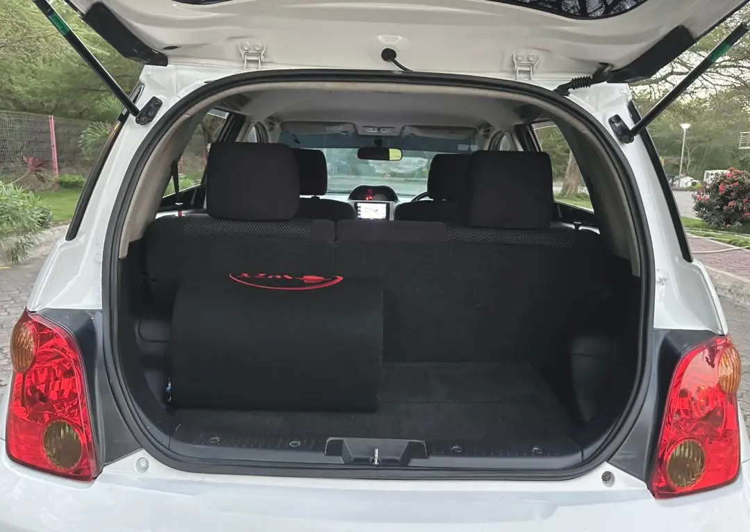 Toyota Ist 2005 - Pearl White thumbnail 8