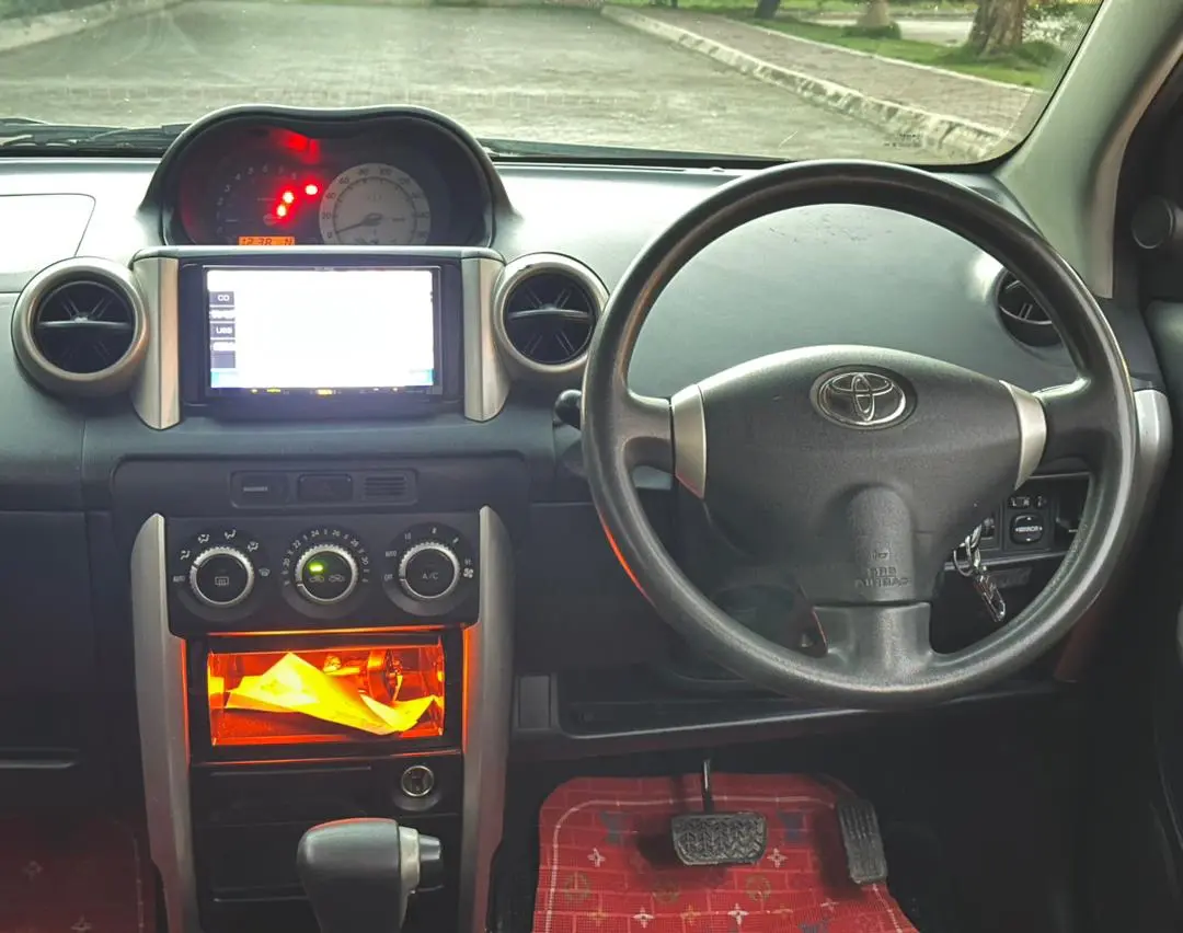 Toyota Ist 2005 - Pearl White thumbnail 9