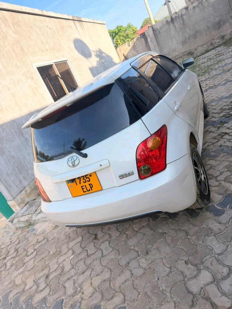 White 2004 Toyota Ist (1290cc) for Sale thumbnail 2
