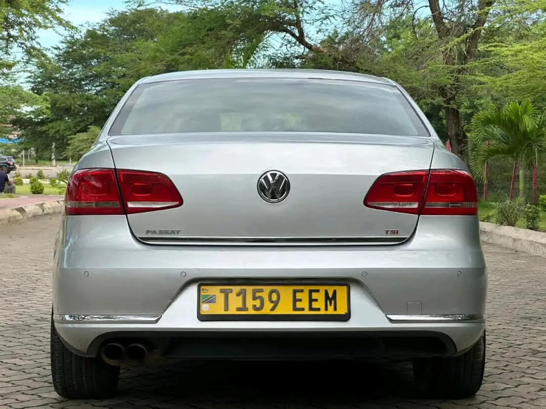 Volkswagen Passat - Silver thumbnail 2