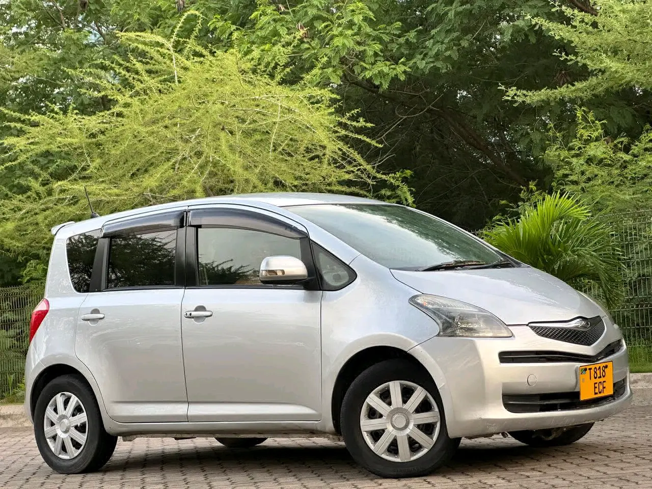 Toyota Ractis 2006 Silver thumbnail 2