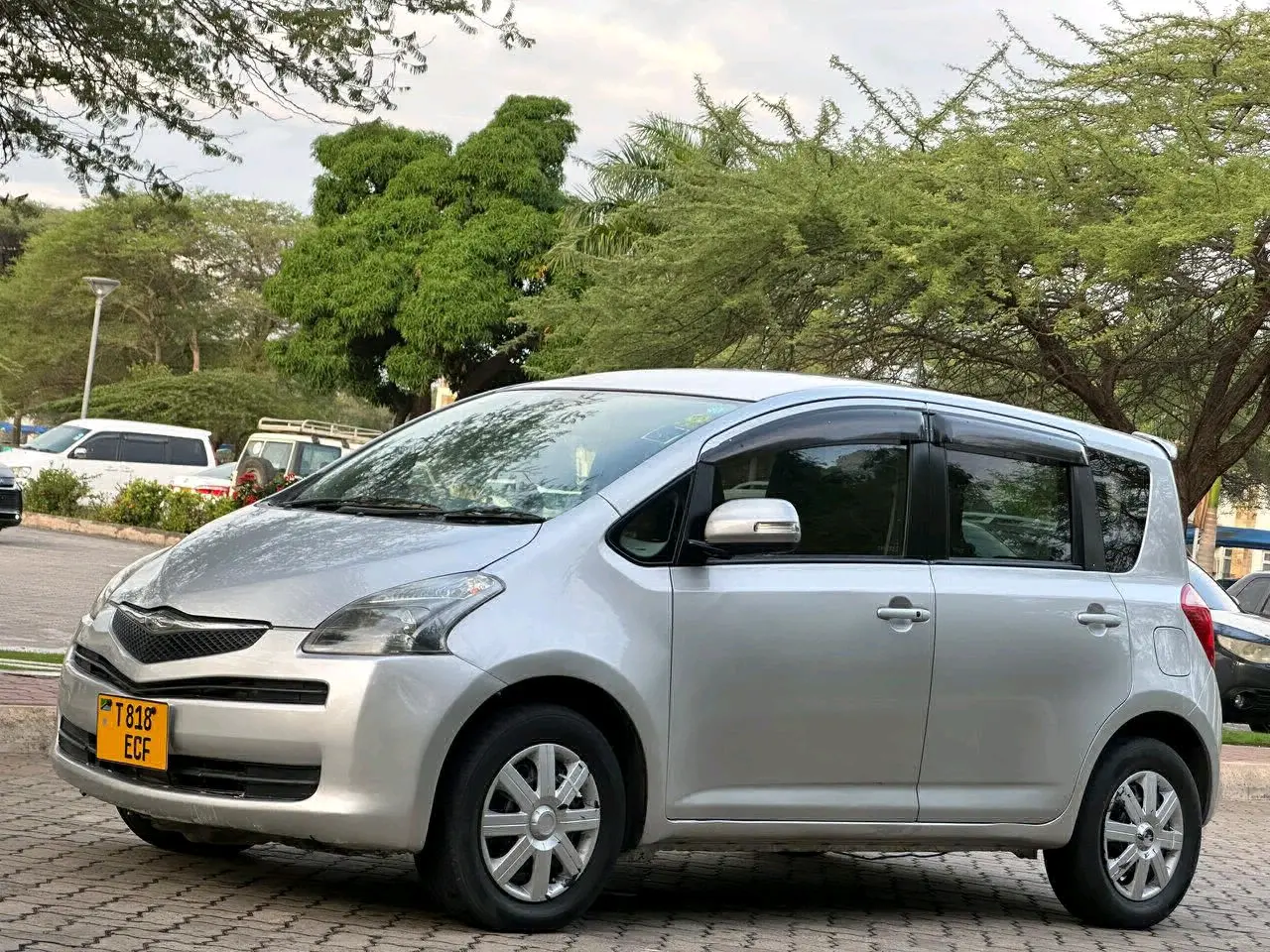 Toyota Ractis 2006 Silver thumbnail 3