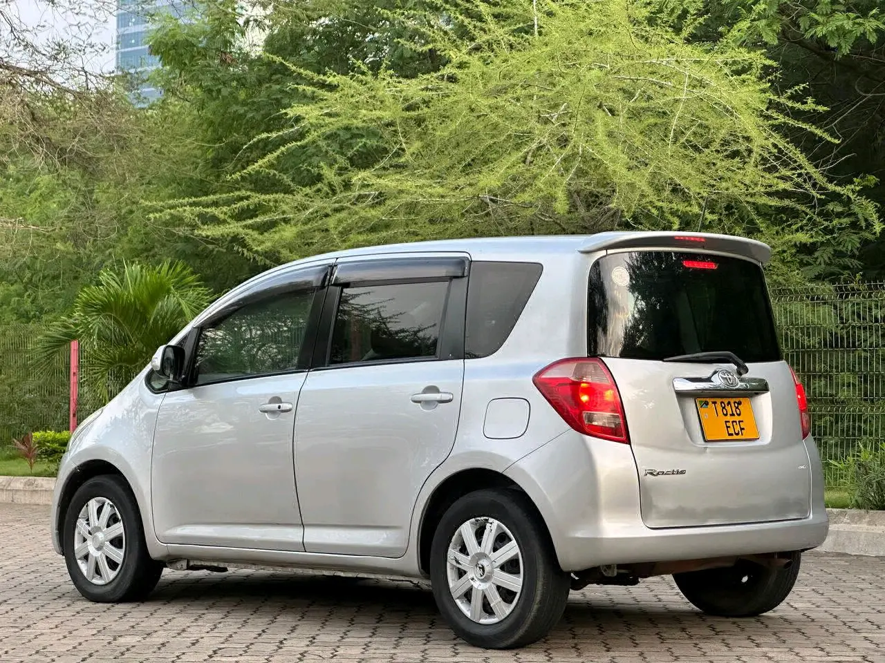 Toyota Ractis 2006 Silver thumbnail 4