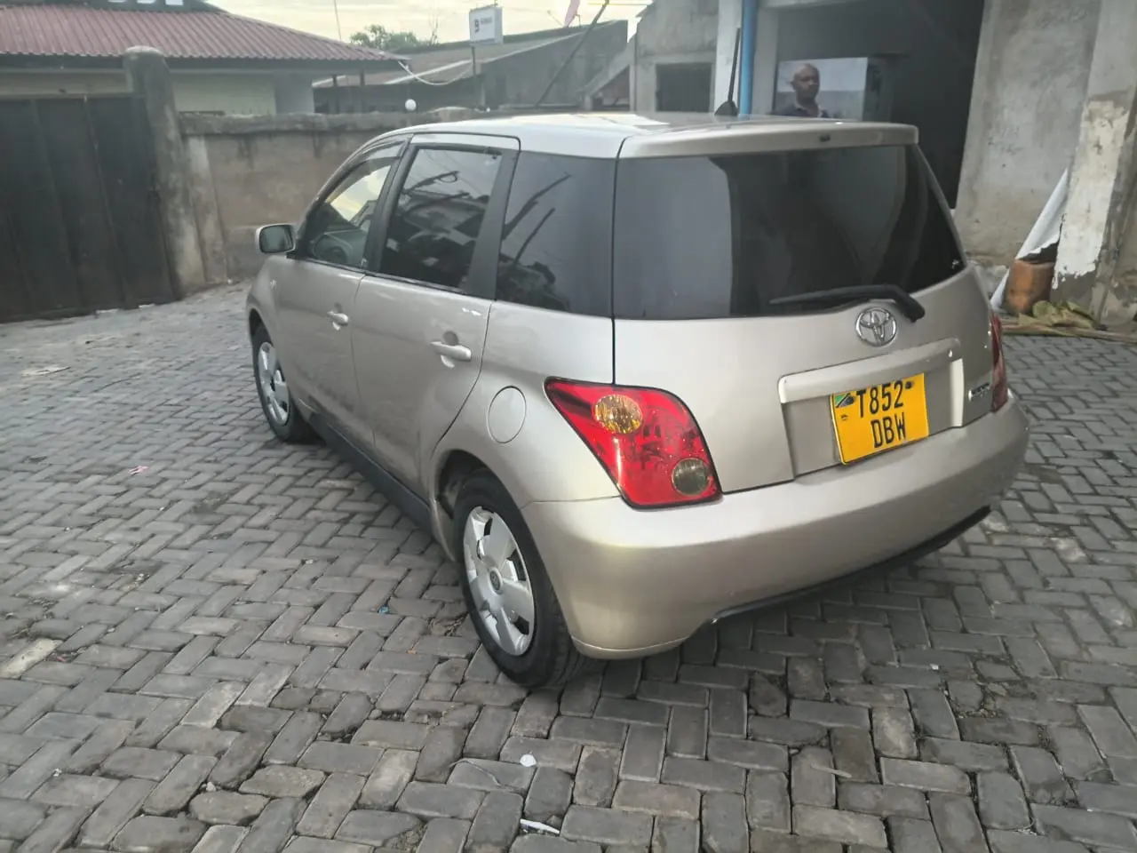 Toyota Ist 2004 thumbnail 3