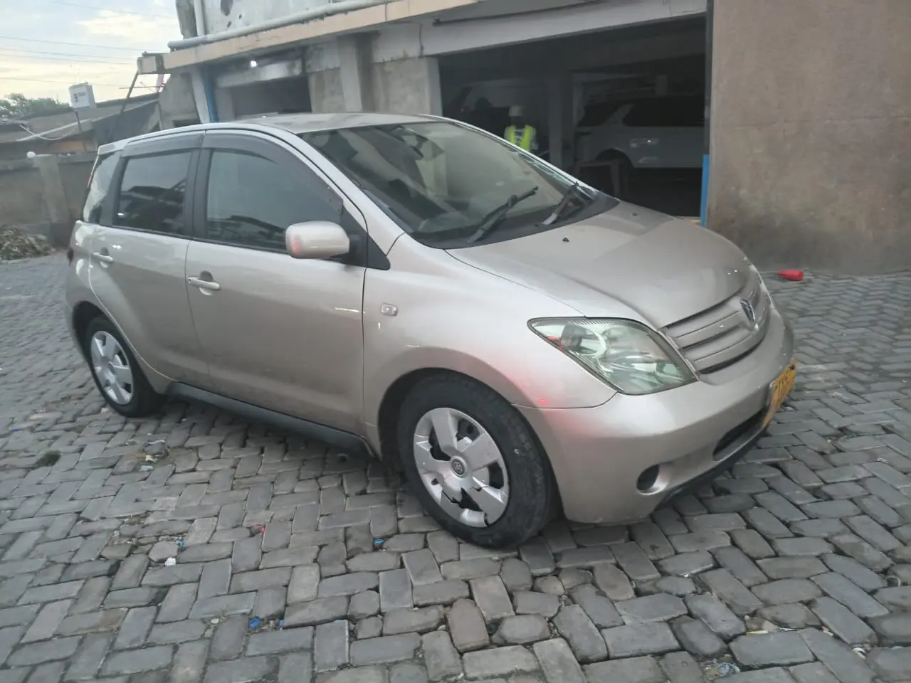Toyota Ist 2004 thumbnail 4