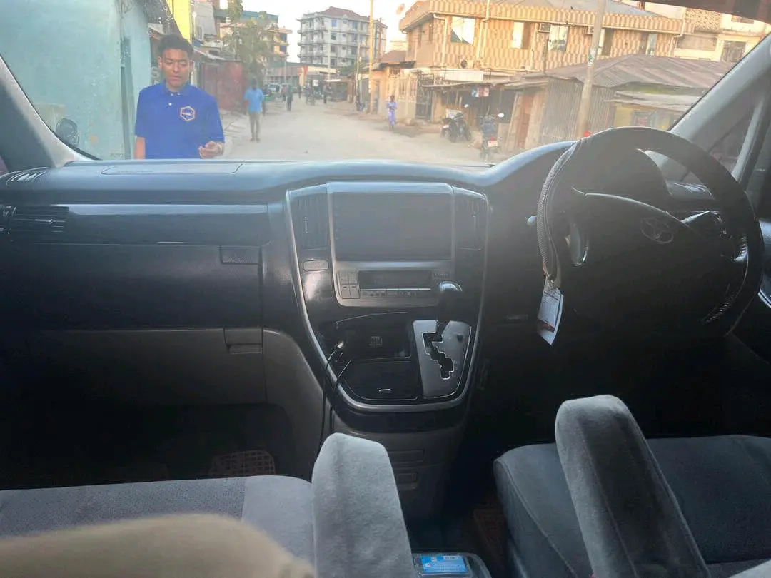 Toyota Alphard Nyeusi Inauzwa thumbnail 3