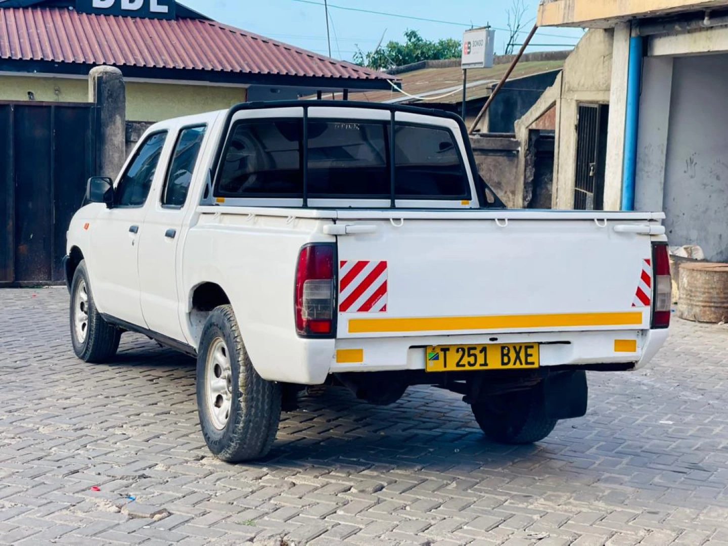 Nissan Hardbody Pickup Truck QD32 Diesel thumbnail 3